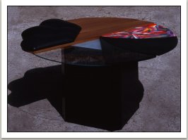 Stůl z různých materiálů (polstrování, sklo, plech, mramor, světlo, pomalované dřevo), 1983, 75x145x145 cm