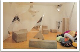 Bytový interiér, 1988 (beton, sklo, polštáře), Západní Berlín, Galerie DAAD
